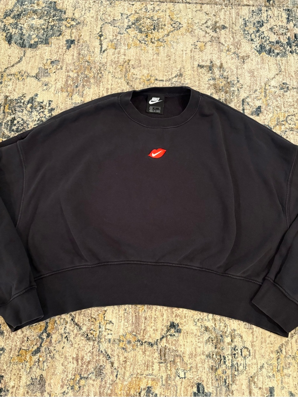 Nike Kiss Heart Women’s Size Small Sportswear Crewneck Cropped Sweatshirt